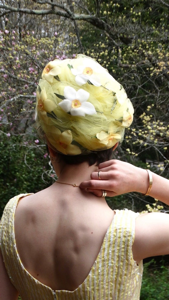 Beautiful 50s-60s Vintage Daffodil and Net Turban… - image 1