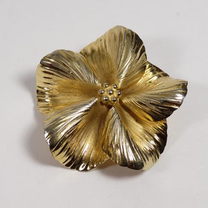 60s Giovanni Brooch Gold Tone Floral Brooch Pin, Vintage Midcentury Costume Jewelry Coat Pin Flower