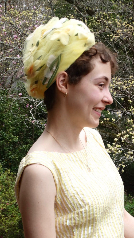 Beautiful 50s-60s Vintage Daffodil and Net Turban… - image 6