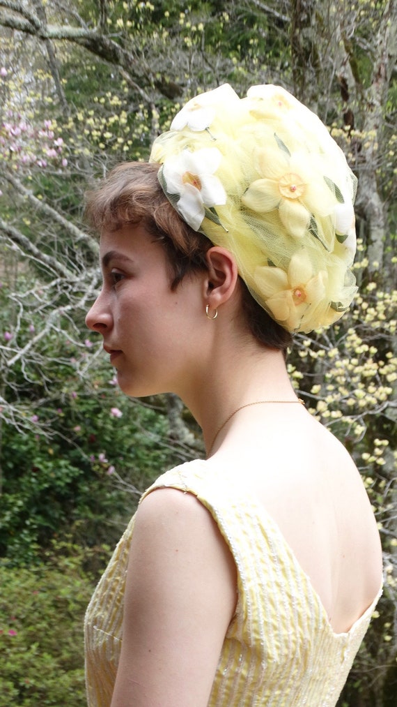 Beautiful 50s-60s Vintage Daffodil and Net Turban… - image 7