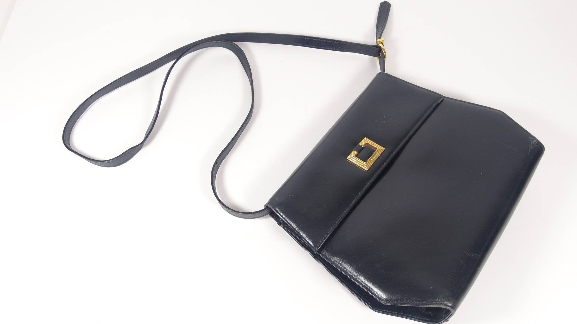 Salvatorre Ferragamo Monedero, Vintage cuero negro Ferragamo diseñador de lujo monedero geométrico oro piel en azul marino