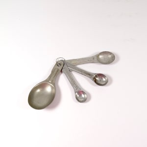 Midcentury Nesting Measuring Spoons - Aluminum Measuring Spoon Set Vintage Kitchen 1940s 1950s