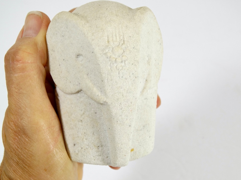 Peut inclure: Figurines d'&eacute;l&eacute;phant en c&eacute;ramique blanche avec une surface textur&eacute;e. La figurine est un design simple avec une t&ecirc;te ronde et de grandes oreilles.