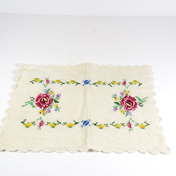 Pretty Vintage Embroidered Doily Vintage Cross-stitch Doily Embroidered Dresser Scarf Cross-Stitched Linen Mat Cottagecore