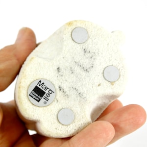 Peut inclure: Figurines en c&eacute;ramique blanche avec une surface textur&eacute;e. La figurine porte une &eacute;tiquette au bas qui indique "Marbell Stone Art Belgium".