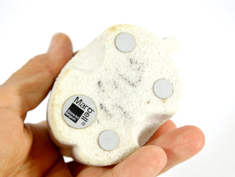 Peut inclure: Figurines en c&eacute;ramique blanche avec une surface textur&eacute;e. La figurine porte une &eacute;tiquette au bas qui indique "Marbell Stone Art Belgium".
