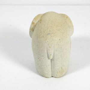 Peut inclure: Une petite figurine d'&eacute;l&eacute;phant en pierre blanche. L'&eacute;l&eacute;phant est tourn&eacute; dos &agrave; la cam&eacute;ra et a une surface textur&eacute;e.