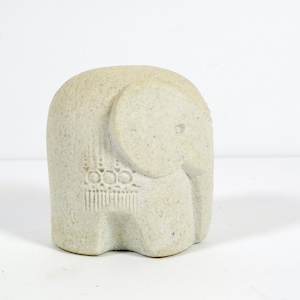 Peut inclure: Une petite figurine d'&eacute;l&eacute;phant en pierre blanche avec une surface textur&eacute;e. L'&eacute;l&eacute;phant a un motif d&eacute;taill&eacute; sur le c&ocirc;t&eacute;.