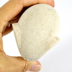 Peut inclure: Un objet en c&eacute;ramique blanc, rond, avec une surface textur&eacute;e. L'objet a une petite ouverture arrondie d'un c&ocirc;t&eacute;.