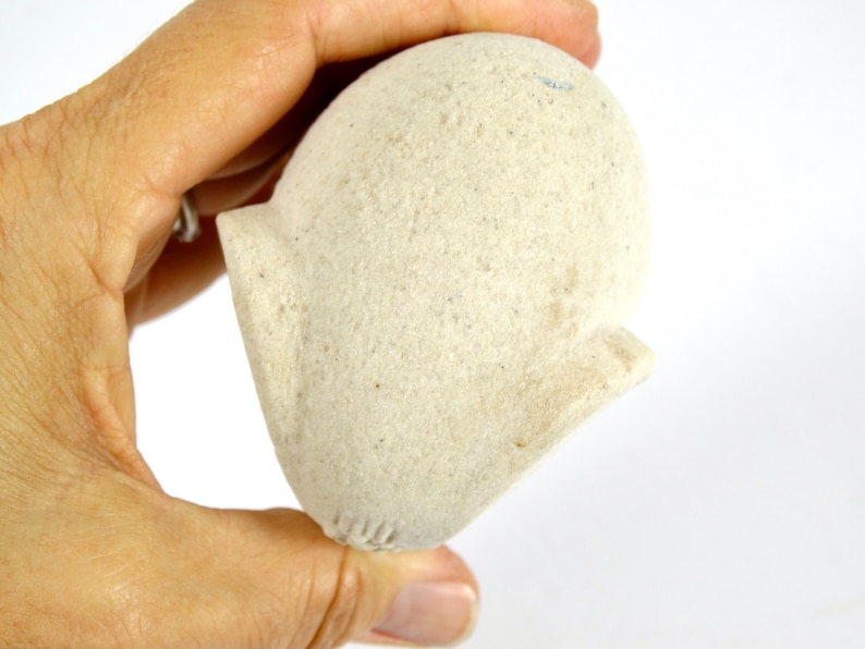 Peut inclure: Un objet en c&eacute;ramique blanc, rond, avec une surface textur&eacute;e. L'objet a une petite ouverture arrondie d'un c&ocirc;t&eacute;.