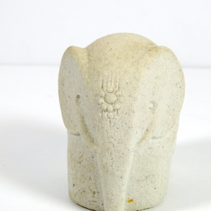 Peut inclure: Une petite figurine d'&eacute;l&eacute;phant en pierre blanche avec un motif d&eacute;taill&eacute; sur son front.