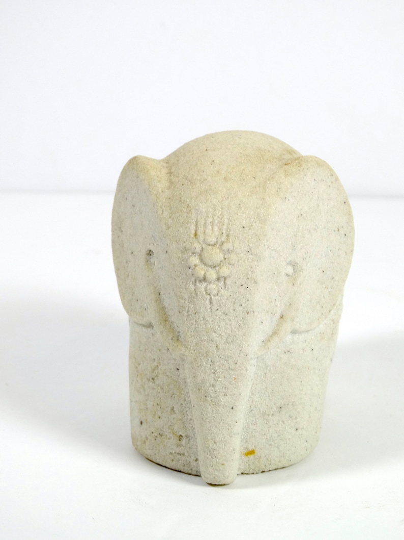 Peut inclure: Une petite figurine d'&eacute;l&eacute;phant en pierre blanche avec un motif d&eacute;taill&eacute; sur son front.