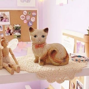 Vintage-Katzenfigur aus Keramik, hergestellt in Brasilien | Blaue Augen, rote Fliege | Mid-Century