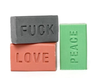 Confezione da 3 saponi LOVE, PEACE, FUCK - 3 saponi con messaggi vitali, senza olio di palma, vegani, naturali.