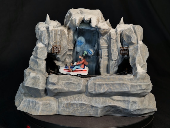 置物 WINTER MOUNTAINS Matterhorn Ride Szene, Abominable Snowman, Waterfall, Goofy, Sound