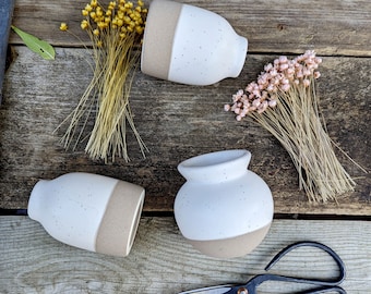 Kleine Blumenvase aus Keramik mit getrockneten Blumen Süße Knospe Boho Dekorative Keramik Rustikales Dekor Minimalistische Blumenvase