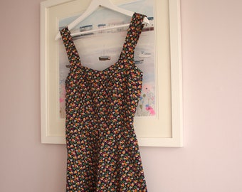 Authentique robe d'été à fleurs marine vintage des années 1940 avec décolleté en cœur et dos croisé (UK 10, 38)
