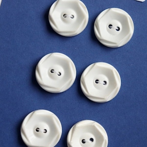 Boutons vintage en plastique blanc - Lot de 6 à collectionner de haute qualité sur carte - 19 mm