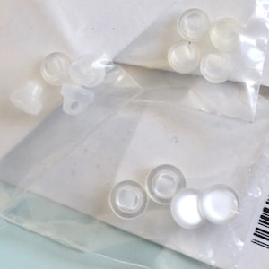 Minuscules petits boutons transparents - lot de 12 tiges inutilisées vintage sur cartes originales - 5 mm