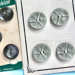 Joli boutons vert olive texturés - 2 jeux de cartes en plastique vintage