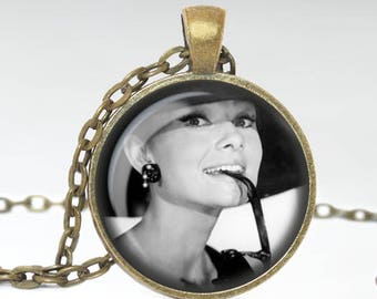 Audrey Hepburn Jewelry, Classic Hollywood Beauty Necklace, Classy Movie Star Vintage Pendant [A18]