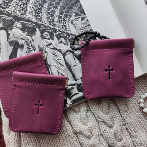 Porta rosario con cornice a pressione, Porta rosario in pelle personalizzato con croce impressa