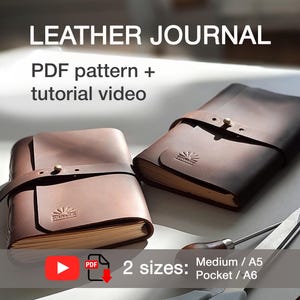 以下が含まれることがあります： 茶色と濃い茶色の革製ジャーナルが2つ、ストラップ留め付きで写っています。「LEATHER JOURNAL」と「PDF pattern + tutorial video」の文字が見えます。ジャーナルは2つのサイズで利用可能です：Medium/A5とPocket/A6。背景にはツールが見えます。