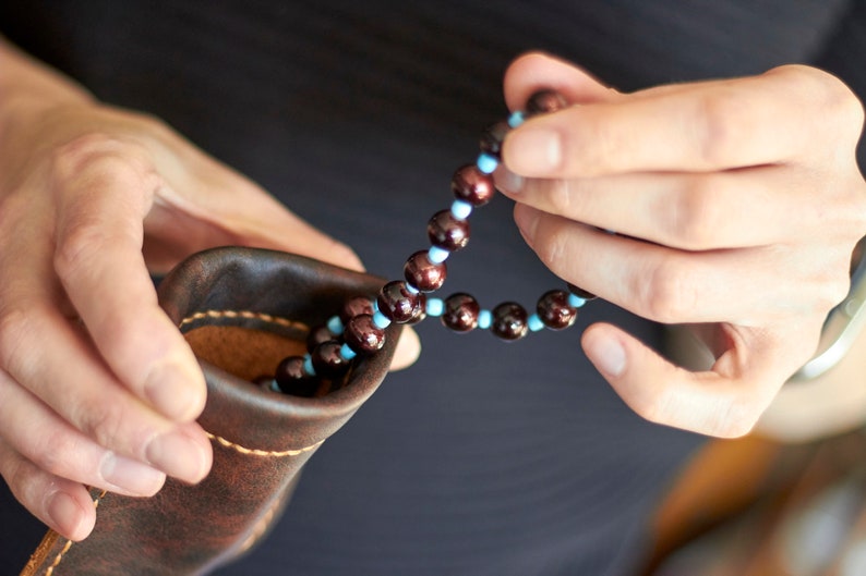 Bolsa de rosario de cuero personalizada con marco para apretar imagen 5