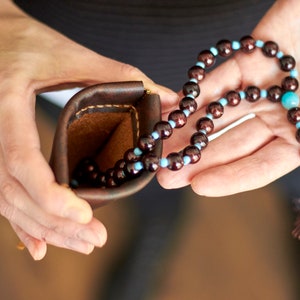 Bolsa de rosario de cuero personalizada con marco para apretar imagen 3