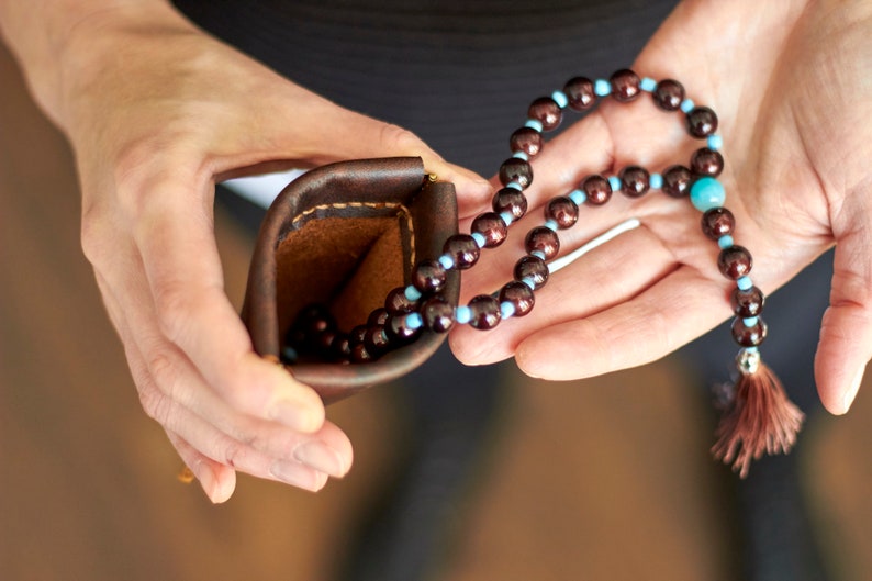 Bolsa de rosario de cuero personalizada con marco para apretar imagen 3