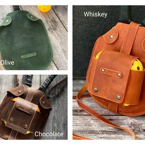 Puede incluir: Cuatro bolsas de cuero para palas de pickleball en diferentes colores: oliva, whisky, chocolate y negro. Cada bolsa tiene un bolsillo para una pelota y una correa para llevar.
