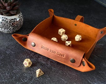 Vassoio portadadi pieghevole in pelle personalizzato con contenitore per dadi, accessorio per giochi di ruolo.