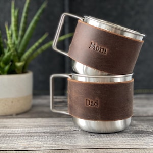 Tazza da campeggio in metallo con rivestimento in pelle personalizzabile, regalo ideale per gli appassionati di attività all'aria aperta.