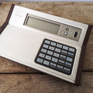 Vintage Sharp Taschenrechner Uhr, 1970er Jahre Stoppuhr-Timer, Elektronik aus gebürstetem Stahl, Retro Schreibtischzubehör Geschenk