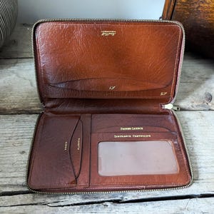 Vintage 1960er Jahre Herren Geldbörse aus Kalbsleder mit zwei Fächern, Mitte bis Dunkelbraun, Mid Century Geldbörse mit mehreren Taschen, klassisches Geburtstagsgeschenk für ihn, Retro-Geschenke