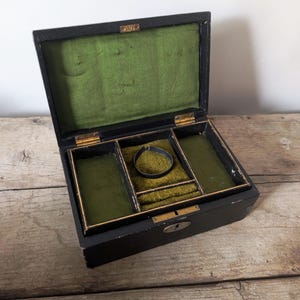 Antike Schmuckschatulle – Edwardian Reisekoffer mit grünem Samt & Seide – Vintage Andenken Schatulle – Anfang des 20