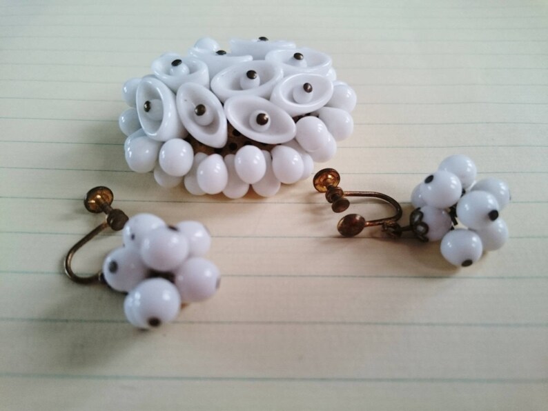 Minimalist Mid Century White Brooch and Earrings Mothers Day Present Bauble Brooch Scandinavian Jewellery Set Vintage Screw Back Earrings