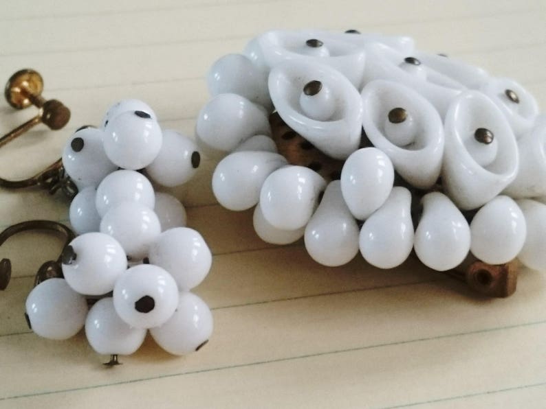 Minimalist Mid Century White Brooch and Earrings Mothers Day Present Bauble Brooch Scandinavian Jewellery Set Vintage Screw Back Earrings