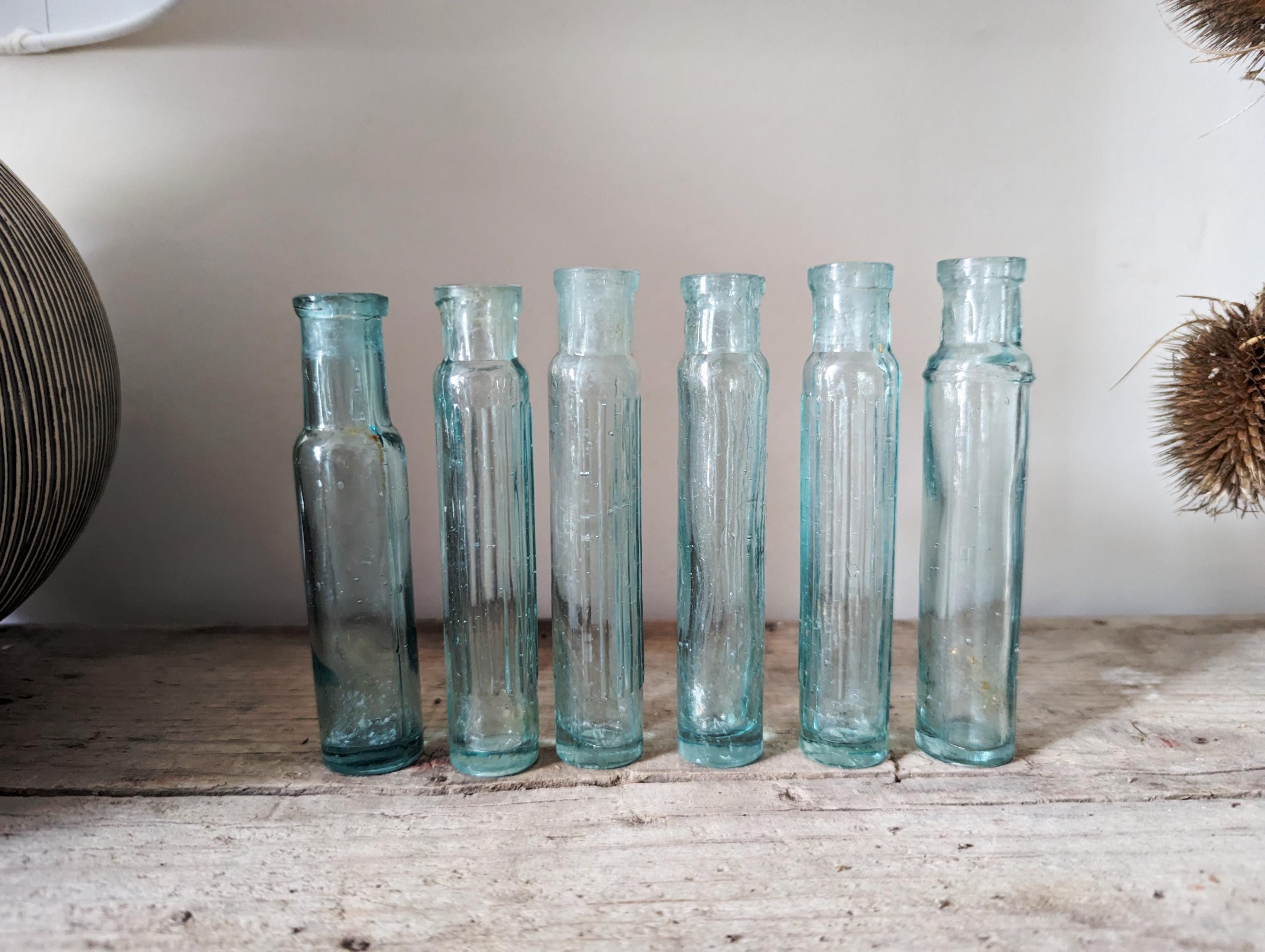 アンティーク調ガラス製薬瓶：透明な一輪挿し、素朴なウェディング