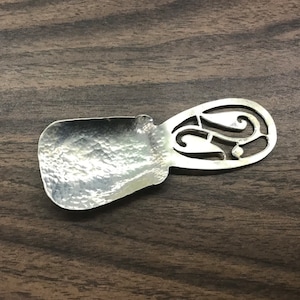 Art and Crafts hand hammered silver tea caddy spoon, pierced handle