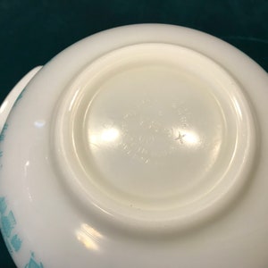 Pyrex Amish Butterprint Cinderella Batter Bowl image 3