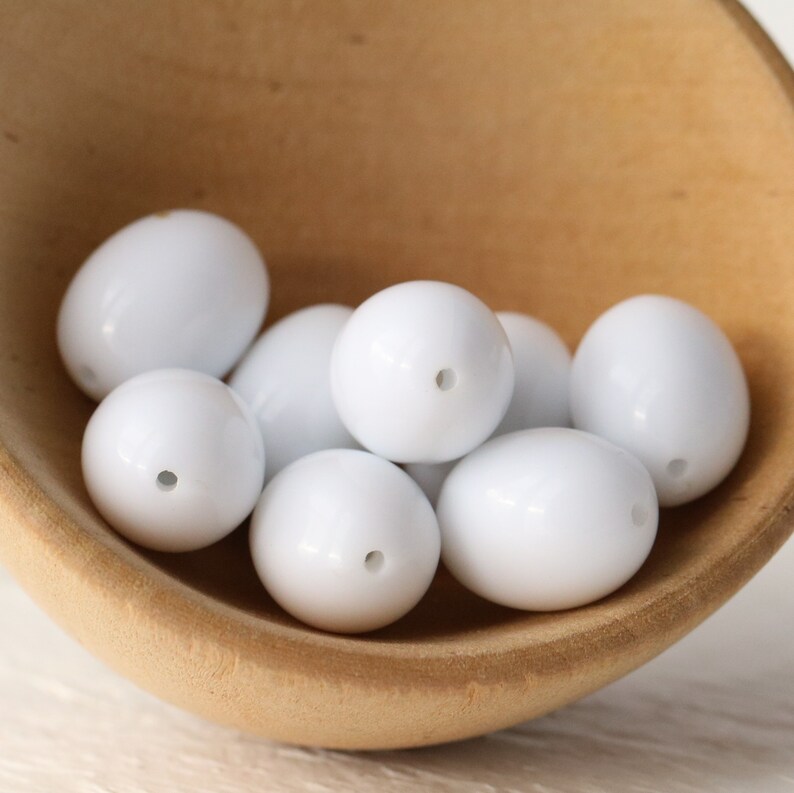 16mm 24 beads Vintage Italian Lucite Oval Beads White