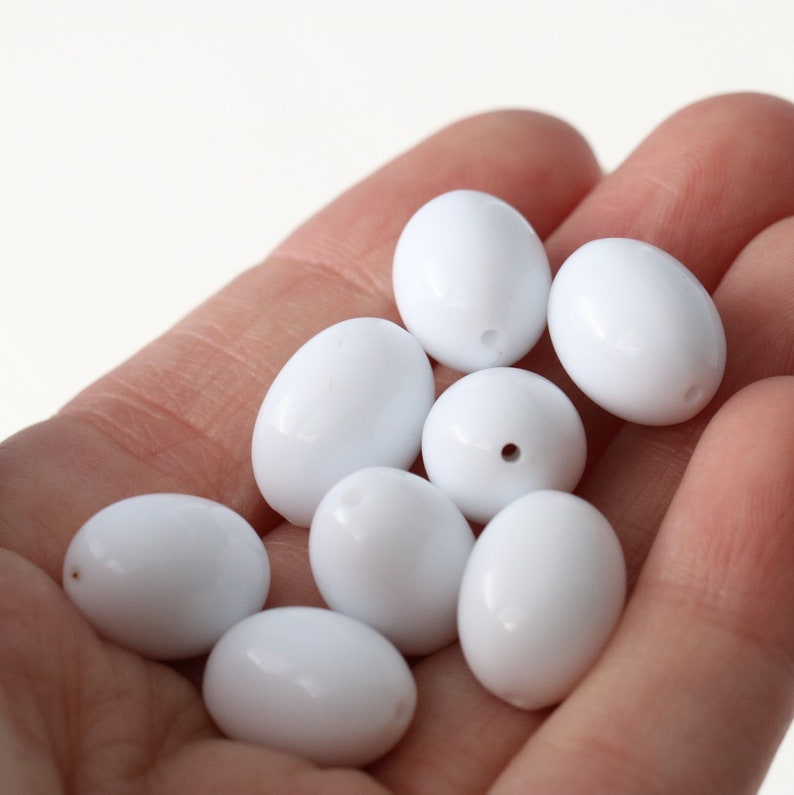 16mm 24 beads Vintage Italian Lucite Oval Beads White