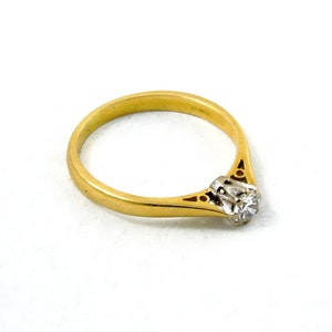 Pu&ograve; includere: Un anello con fascia in oro con un solo diamante incastonato in un design delicato e ornato.