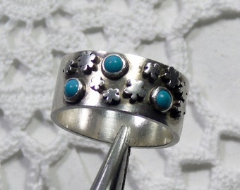 Bague turquoise argentée, bague multi-pierre, anniversaire de décembre, bande turquoise, bague turquoise, bague unique, bague en argent bleu, taille P, taille 7.75