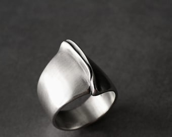 Feminine Chunky Ring - 925 Silver Artistic Bold Jewelry - Sculptural Labia Yoni Wide Ring