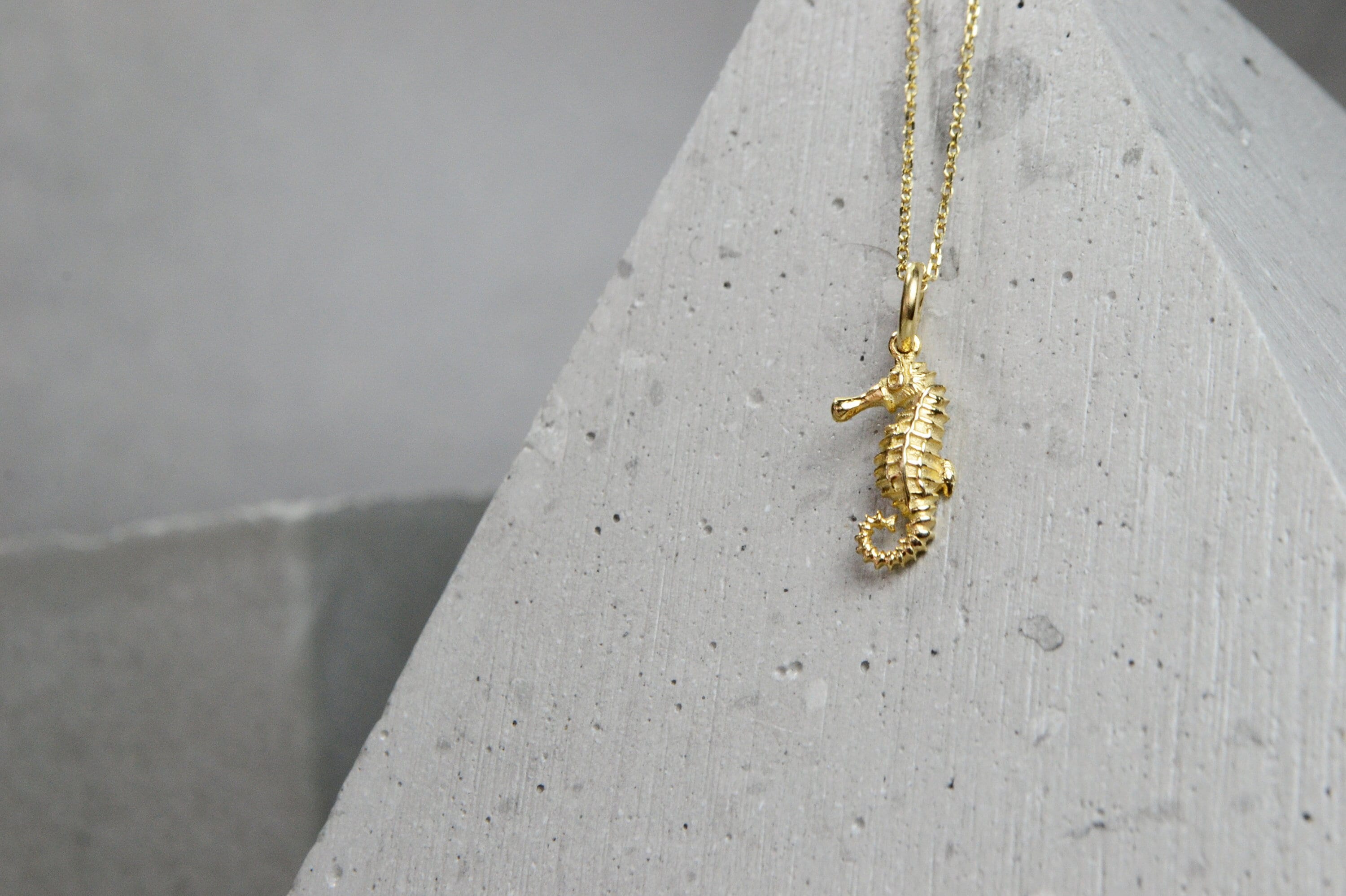 14k gold sea horse - Etsy 日本