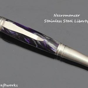 Pluma Liberty de acero inoxidable Nigromante torneado a mano