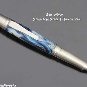 Pluma Liberty de acero inoxidable Sea Witch Diamondcast girada a mano