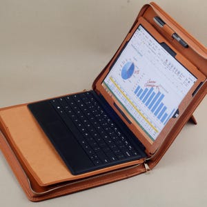 Personalizowana skórzana okładka na stojące portfolio z klawiaturą, z uchwytem na notatnik A5, z podstawką do stojaka, skórzany prezent
